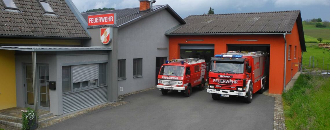 Blick auf die Fahrzeughalle mit beiden Fahrzeugen